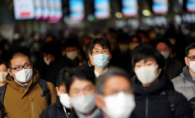 4일 일본 도쿄의 한 기차역에서 출근길 시민들이 몰려나오고 있다. 스가 요시히데 총리는 코로나19의 확산을 막기 위해 도쿄도 등 수도권 4개 지역에 긴급사태 선언을 검토하겠다고 발표했다.
