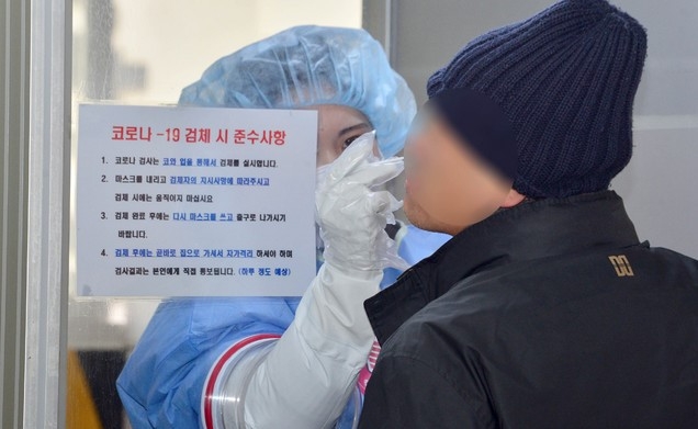 4일 오전 광주 북구 용봉동 선별진료소에서 의료진이 검사대상자의 코로나19 검체를 채취하고 있다.