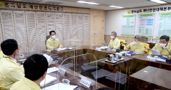 전남 지역에 폭설과 한파가 몰아친 7일 김영록 전라남도지사가 도청 재난안전대책본부 상황실에서 ‘폭설대비 재난 안전대책회의’를 개최하고 있다./사진=전라남도