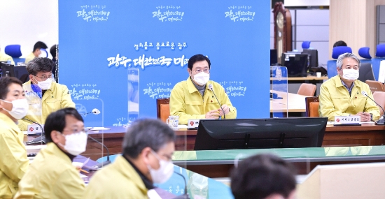 이용섭 광주광역시장이 7일 오후 시청 충무시설에서 열린 폭설·한파 대비 긴급 비상대책회의에 참석해 회의를 주재하고 있다./사진=광주시