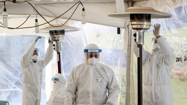 한파로 인해 서울시 임시선별검사소 운영시간을 단축하는 7일 오후 서울 용산역 앞 신종 코로나바이러스 감염증(코로나19) 임시선별검사소에서 의료진들이 손을 녹이고 있다.