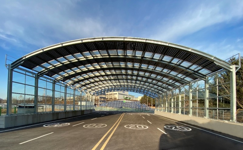 (사진=현대중공업 그룹) 현대에너지솔루션 충북 음성공장 내 방음터널용 양면태양광 솔루션이 적용된 방음터널