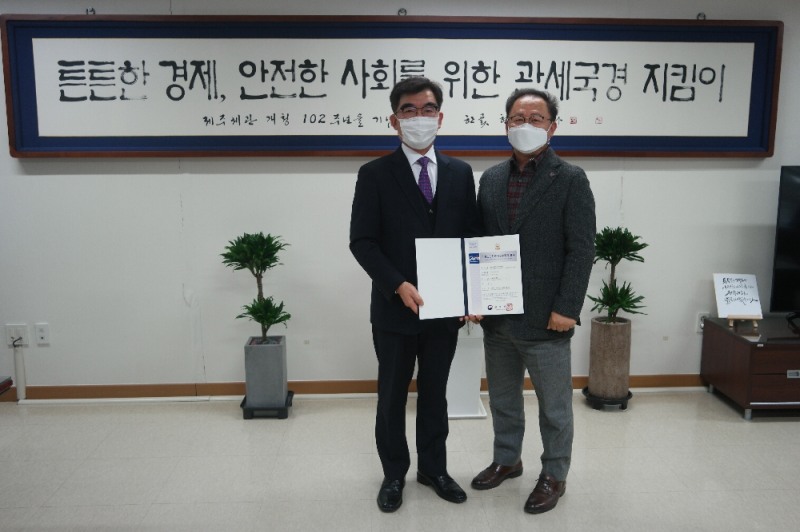 당초 본부세관인 광주세관에서 진행 예정이었으나 코로나19로 인해 관할세관인 제주세관에서 6일 진행된 '수출입안전관리우수업체(AEO)' 인증서 수여식에서 조규찬 JDC 면세사업본부장(왼쪽)과 윤동주 제주세관장이 기념촬영을 하고 있다.