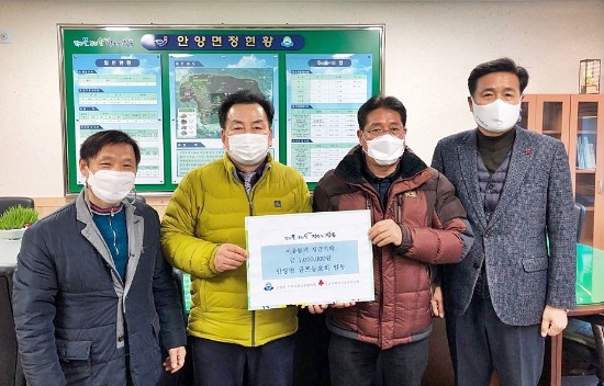 장흥군 안양 사자산 골프 동우회는 7일 안양면을 방문해 어려운 이웃을 위해 사용해 달라며 성금 100만 원을 기탁했다/사진=장흥군