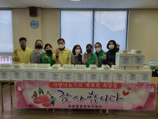 목포시 옥암동새마을문고(회장 박정심)는 지난 6일 신축년 새해맞이 행사로 떡국 나눔 행사를 가졌다/사진=목포시