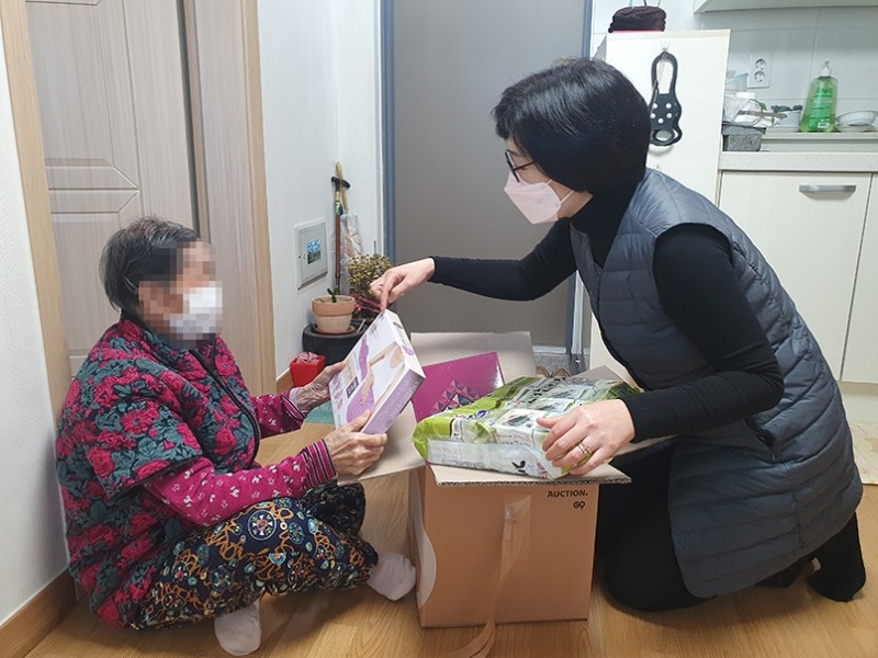 이베이코리아 스마일배송의 ‘덕분에스마일’ 캠페인이 큰 호응을 얻으며 취약계층에 1억2천만원 상당 후원을 이어가고 있다. 사진은 덕분에스마일 스마일키트 독거어르신 전달 모습.