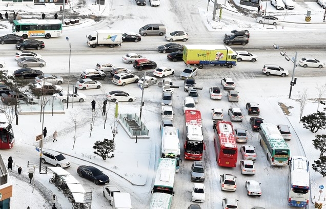 전국적으로 폭설을 동반한 강력한 한파가 이어진 7일 오전 경기도 수원시 영통구 망포역 인근 도로가 밤사이 내린 눈으로 차량정체를 빚고 있다.