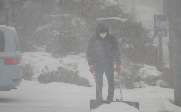 제주 지역에 강추위 기승을 부리고 있는 7일 제주시 아라동 제주대학교 인근 거리에서 한 시민이 쌓인 눈을 치우고 있다.