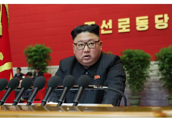 노동당 제8차 대회 3일차 회의에서 사업총화 보고를 하고 있는 김정은 북한 국무위원장. (사진=노동신문 캡처)