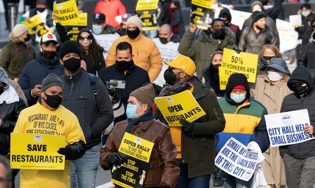 지난 해 12월15일(현지시간) 미국 뉴욕의 42번가에서 식당과 술집 주인, 종업원, 노조원들이 요식업 살리기 시위에 참석해 행진하고 있다.