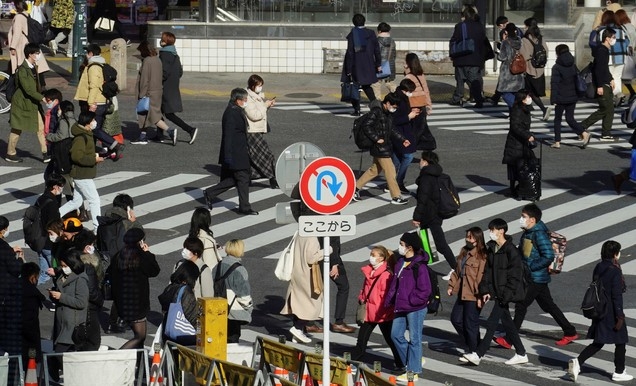 7일 일본 도쿄에서 코로나19 확산 방지를 위해 마스크를 쓴 사람들이 시부야 건널목을 건너고 있다.