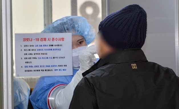 4일 오전 광주 북구 용봉동 선별진료소에서 의료진이 검사대상자의 코로나19 검체를 채취하고 있다.