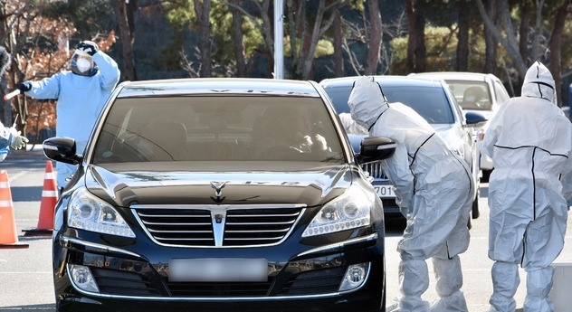 전국에서 신종 코로나바이러스 감염증(코로나19) 지역감염이 이어지고 있는 가운데 7일 오전 대구 수성구 대구스타디움 제3주차장에 마련된 드라이브스루 코로나19 임시선별검사소에서 의료진이 검체 채취를 하고 있다.