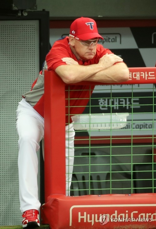 2020시즌에 KIA 사령탑으로 부임한 윌리엄스 감독이 심각한 모습으로 경기를 지켜보고 있다.