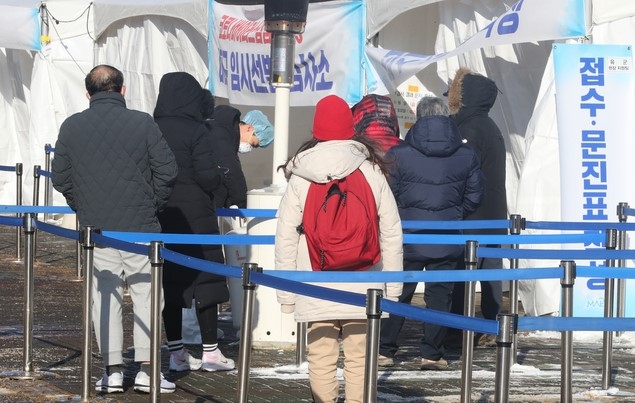 지난 7일 오전 서울 마포구 서강대역사 광장 임시 선별검사소에서 검사를 받으려는 시민들이 길게 줄지어 서 있다.