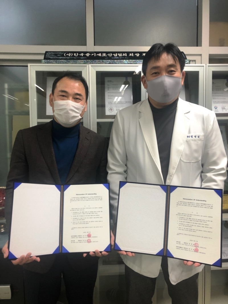 타키온홀딩스 허구현 부대표와 티스템의 김영실 대표가 MOU를 체결하고 있다