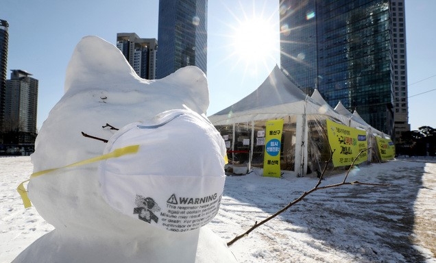 한파로 인해 서울시 임시선별검사소 운영시간을 단축하는 7일 오후 서울 용산역 신종 코로나바이러스 감염증(코로나19) 임시선별검사소 앞 눈사람에 마스크가 씌워져 있다.