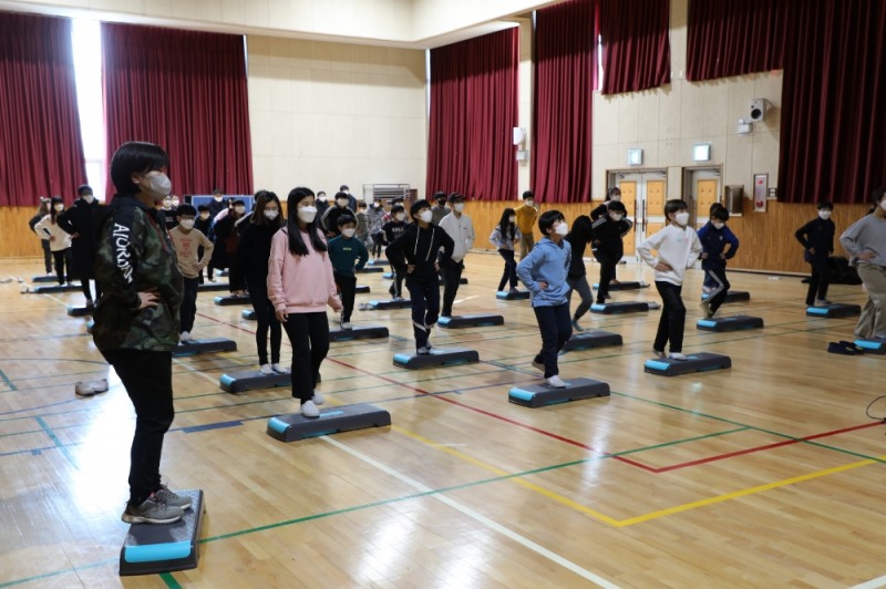 사진 = 아산 송남초등학교의 스텝박스 활용 수업장면