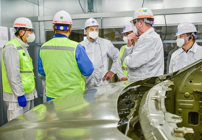 한국지엠 카허 카젬 사장이 올해 첫 공식 현장 행보로 7일 창원 사업장 내 도장공장 신축 현장을 방문해 관계자들과 함께 현장 안전 및 투자 진척 상황을 점검하고 있다 / 사진 제공 = 한국지엠