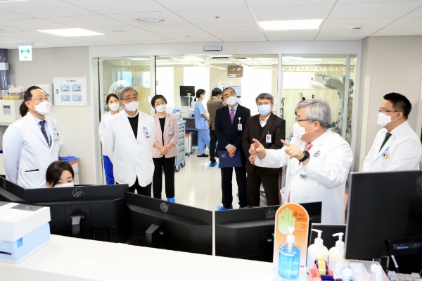 박영환 심장혈관병원 원장이 소아심장중환자실 현황을 전하고 있다 / 사진 제공 = 연세대 세브란드병원