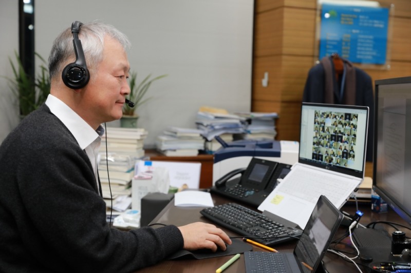 사진설명 : NH투자증권 정영채 사장이 7일 여의도 본사 집무실에서 이날 화상회의 방식으로 진행된 ‘2021년 Leaders Conference’의 발표내용을 듣고 있다.