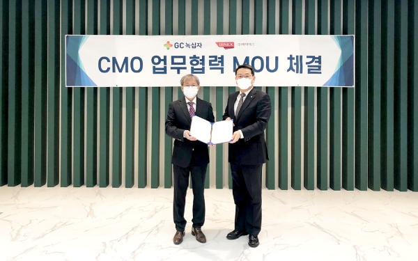 (왼쪽부터) 조진섭 바이넥스 CMO 사업실장, 임승호 GC녹십자 부사장 / 사진 제공 = GC녹십자