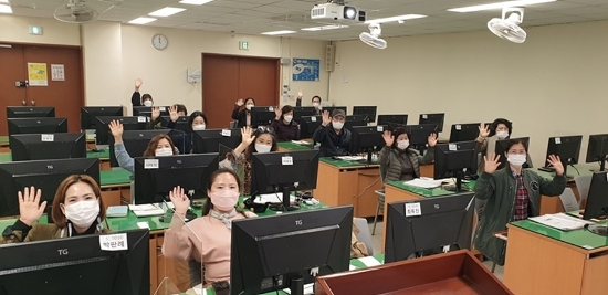 여수시는 시민들의 정보기기 활용능력을 높이고 정보격차 해소를 위해 ‘시민정보화교육’을 무료 접수한다./사진=여수시