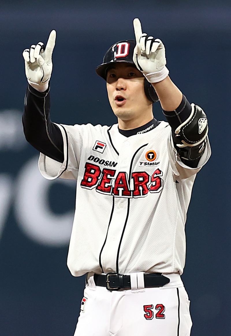 두산 김재호가 3년 총액 25억원으로 두번째 FA 계약을 맺었다.