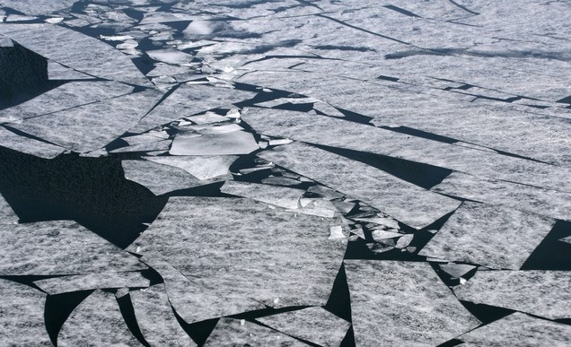 전국적으로 영하 20도를 오르내리는 최강 한파가 절정에 이른 8일 오후 서울 서강대교 인근 한강에 얼음이 얼어 있다.