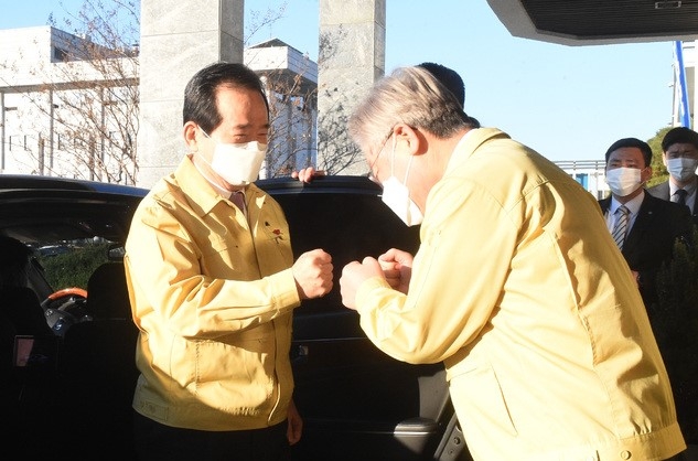 정세균 국무총리와 이재명 경기도지사가 9일 경기도 수원시 경기도청에서 열린 신종 코로나바이러스 감염증(코로나19) 대응 중앙재난안전대책본부회의 참석에 앞서 인사하고 있다.