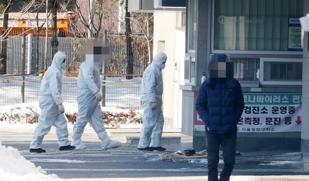 신종 코로나바이러스 감염증(코로나19) 7차 전수조사가 예정된 8일 오전 서울 송파구 서울동부구치소에서 방호복을 입은 관계자들이 이동하고 있다.