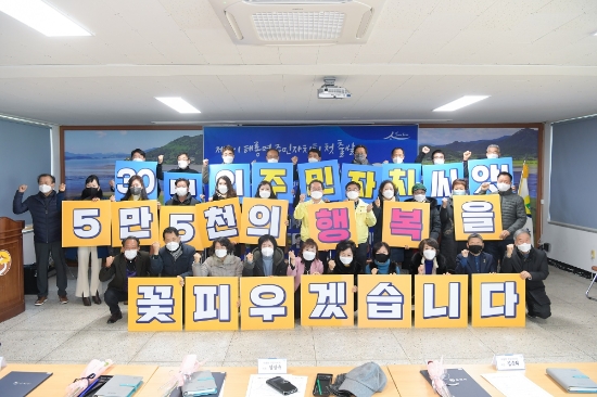해룡면 주민자치회 위원 위촉식 기념촬영/사진=순천시