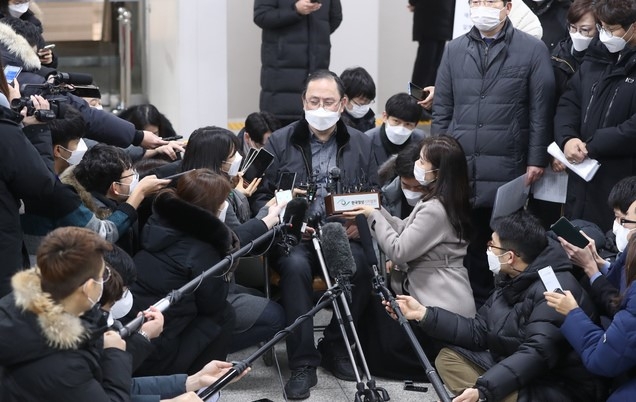 서울중앙지법 민사합의34부(부장판사 김정곤)가 고(故) 배춘희 할머니 등 위안부 피해자 12명이 일본국을 상대로 낸 손해배상 청구 소송에 대해 원고 승소 판결을 내린 8일 서울중앙지법에서 김강원 변호사가 취재진 질문에 답하고 있다.