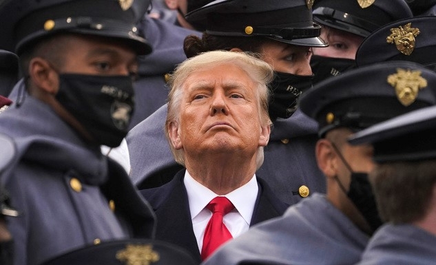 지난해 12월 12일(현지시간) 미국 뉴욕주 웨스트포인트에 있는 육군사관학교에서 제121회 육사-해사 풋볼 경기를 관전 중인 도널드 트럼프 대통령이 육사 생도들에게 둘러싸인 모습.