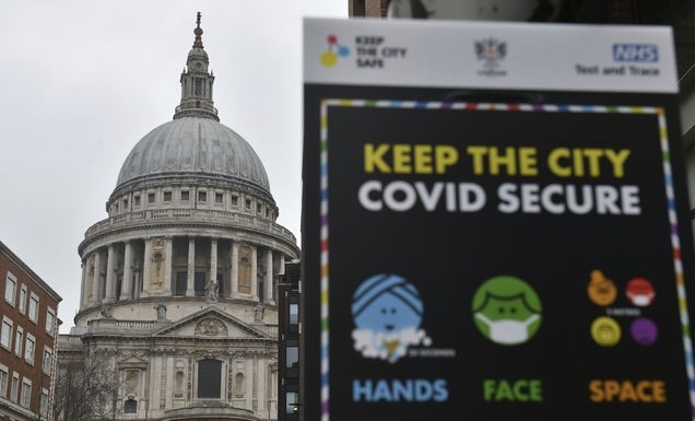8일(현지시간) 영국 런던 세인트폴대성당 앞의 코로나19 방역 지침 안내문.