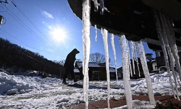 지난 8일 오후 경기도 광주시 퇴촌면 한 주차장에 세워진 트럭에 고드름이 매달려있다.