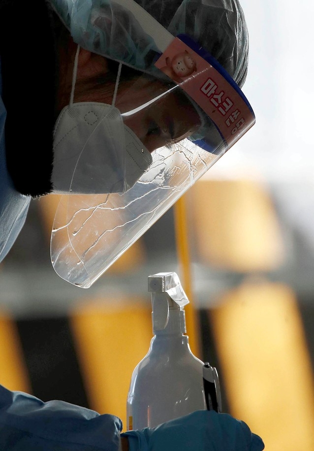 광주·전남 대부분 지역에 한파경보가 내려진 8일 광주 북구 용봉동 선별진료소에서 의료진들의 페이스 쉴드에 성애가 끼여 있다. (사진=광주 북구 제공)