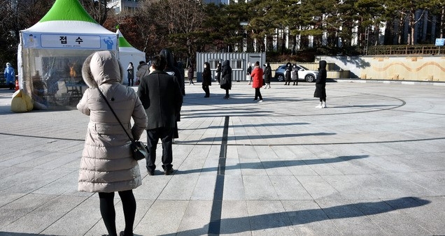지난 8일 오후 대구 중구 국채보상운동기념공원에 마련된 신종 코로나바이러스 감염증(코로나19) 임시선별진료소에서 시민들이 검체 채취를 하기 위해 줄을 서 있다.