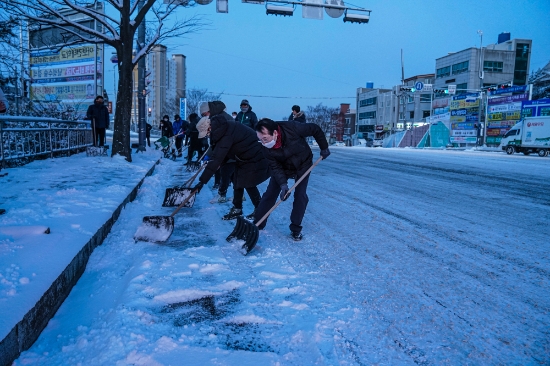 김종식 목포시장을 비롯한 시청 전 직원이 8일 새벽 시내 전역을 점검하고, 제설작업에 동참했다/사진=목포시