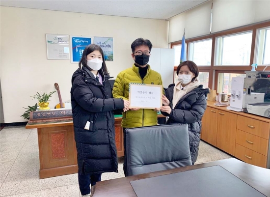 장흥용산중학교, 아나바다 행사 수익금 용산면 행정복지센터 기탁/사진=장흥군