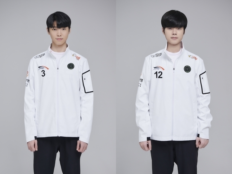 왼쪽부터 한화생명e스포츠 새 유니폼 입은 '쵸비' 정지훈과 '데프트' 김혁규(사진=한화생명e스포츠 제공).