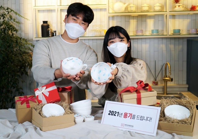 모델들이 이번 '용기의 여행' 이벤트를 소개하고 있는 모습. 이번 이벤트에서 사용된 '용기'는 그릇이라는 뜻과 씩씩하고 굳센 기운이라는 이중적 의미의 용어이다.