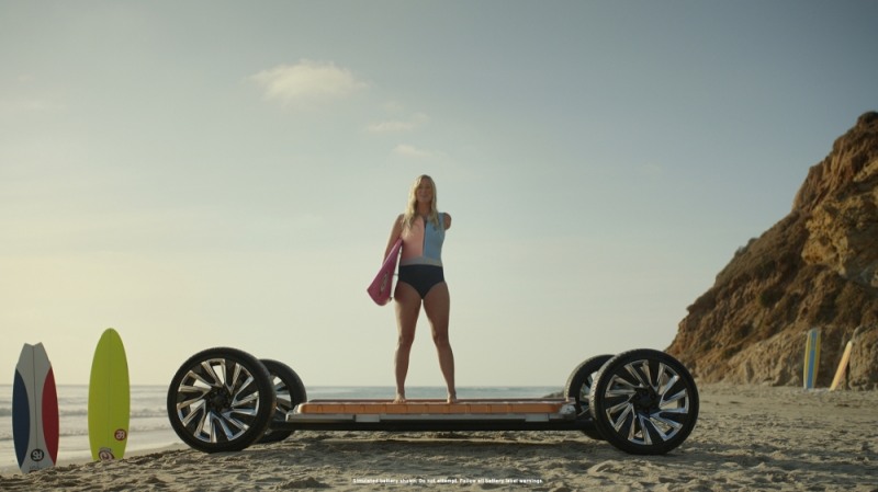 상어 공격에서 살아남은 외팔 서퍼 베서니 해밀턴(Bethany Hamilton)이 얼티엄 플랫폼 위에 서서 'Everybody In' 캠페인을 설명하고 있다.