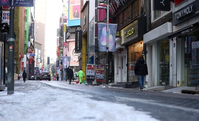 한파가 이어지는 주말인 지난 9일 서울 명동 일대가 한산하다.