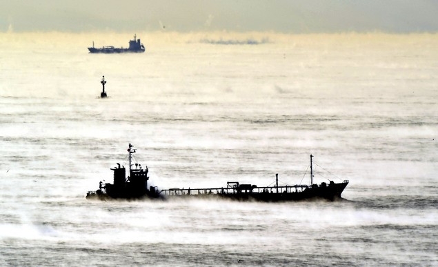 부산지역 아침최저기온이 영하 12.2도로 역대 최저기온 11위를 기록한 8일 오전 부산 남구 오륙도 등대 앞 해상에서 짙은 해무(바다 안개)가 피어오르며 장관을 연출하고 있다.