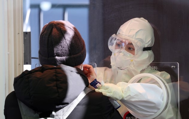 코로나19 신규 확진자가 641명으로 집계, 이틀째 600명대를 기록한 9일 서울역 임시선별검사소에서 의료진이 검사 업무를 하고 있다.