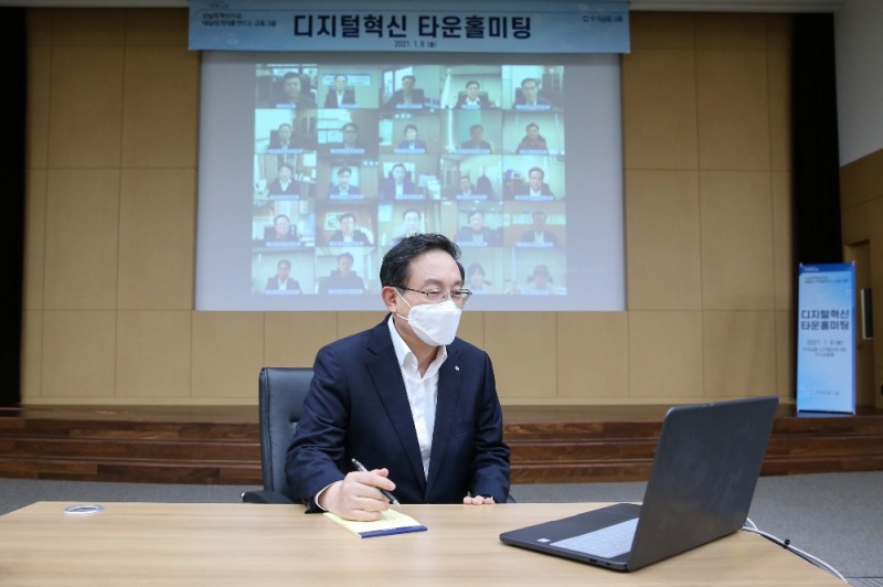 우리금융그룹은 지난 8일 서울 중구 소재 우리금융디지털타워에서 ‘디지털 혁신 타운홀 미팅’ 을 개최했다. 손태승 우리금융그룹 회장과 자회사 임직원들이 비대면 화상회의를 진행하고 있다. (사진=우리금융그룹)