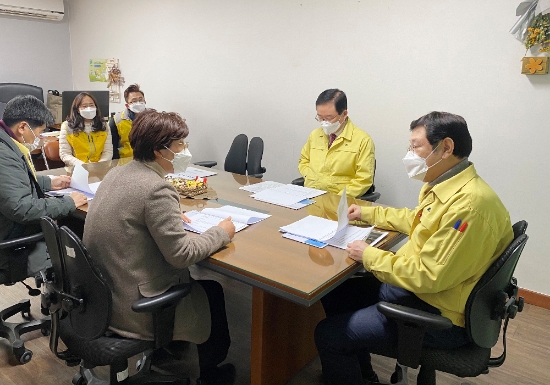 이용섭 광주광역시장이 지난 8일 오후 북구에 위치한 노숙인쉼터를 방문해 시설 이용자와 종사자들을 격려한 뒤 이금희 쉼터 시설장으로부터 애로사항과 건의사항을 듣고 있다./사진=광주시