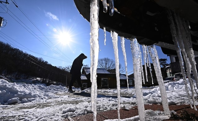 전국적으로 한파 특보가 내려진 지난 8일 오후 경기도 광주시 퇴촌면 한 주차장에 세워진 트럭에 고드름이 매달려있다.