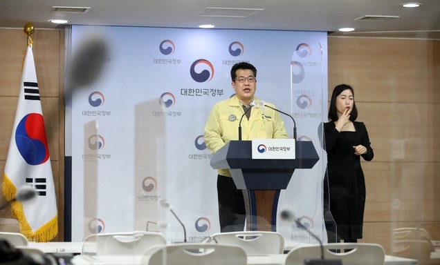 손영래 중앙사고수습본부 사회전략반장이 10일 오후 서울 종로구 정부서울청사에서 신종 코로나바이러스 감염증(코로나19) 대응 현황 등을 브리핑하고 있다.